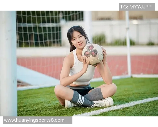 足球宝贝图展现青春活力与魅力，感受足球场上的激情与风采